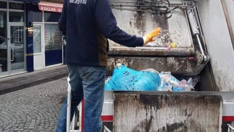 Belediye Başkanı 1 Mayıs İşçi Bayramında İşçiler ile Çöp Topladı 