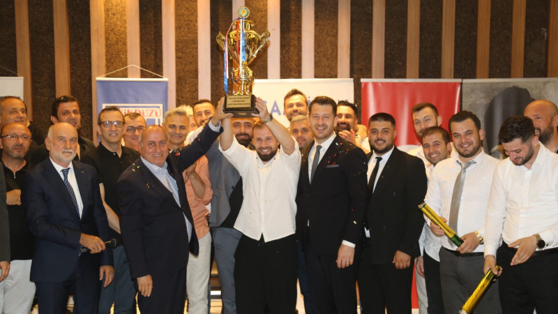 Beşikdüzüspor Şampiyonluk Kupasını İstanbul'da Kaldırdı