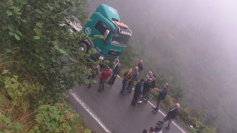 Sis Dağı Yolu Tehlike Saçmaya Devam Ediyor