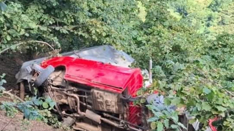 Tirebolu’da Feci Kaza: Araç Bahçeye Yuvarlandı, 1 Kişi Hayatını Kaybetti, 9 Yaralı