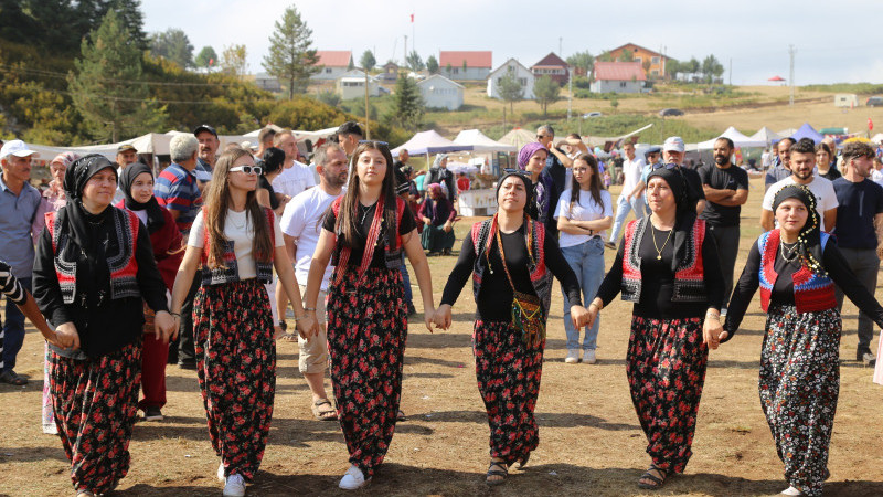 Hendek’te 87. Çiğdem Yayla Şenlikleri’ne 10 Bin Karadenizli Katıldı