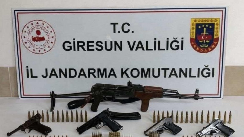 GÖRELE’DE RUHSATSIZ SİLAH BASKINI: ÇOK SAYIDA SİLAH VE MÜHİMMAT ELE GEÇİRİLDİ